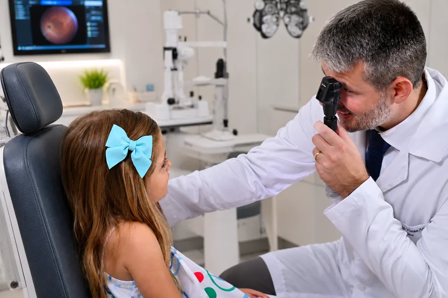 Dr. Bernardo Viana realizando consulta oftalmológica em paciente infantil em Cachoeiro de Itapemirim