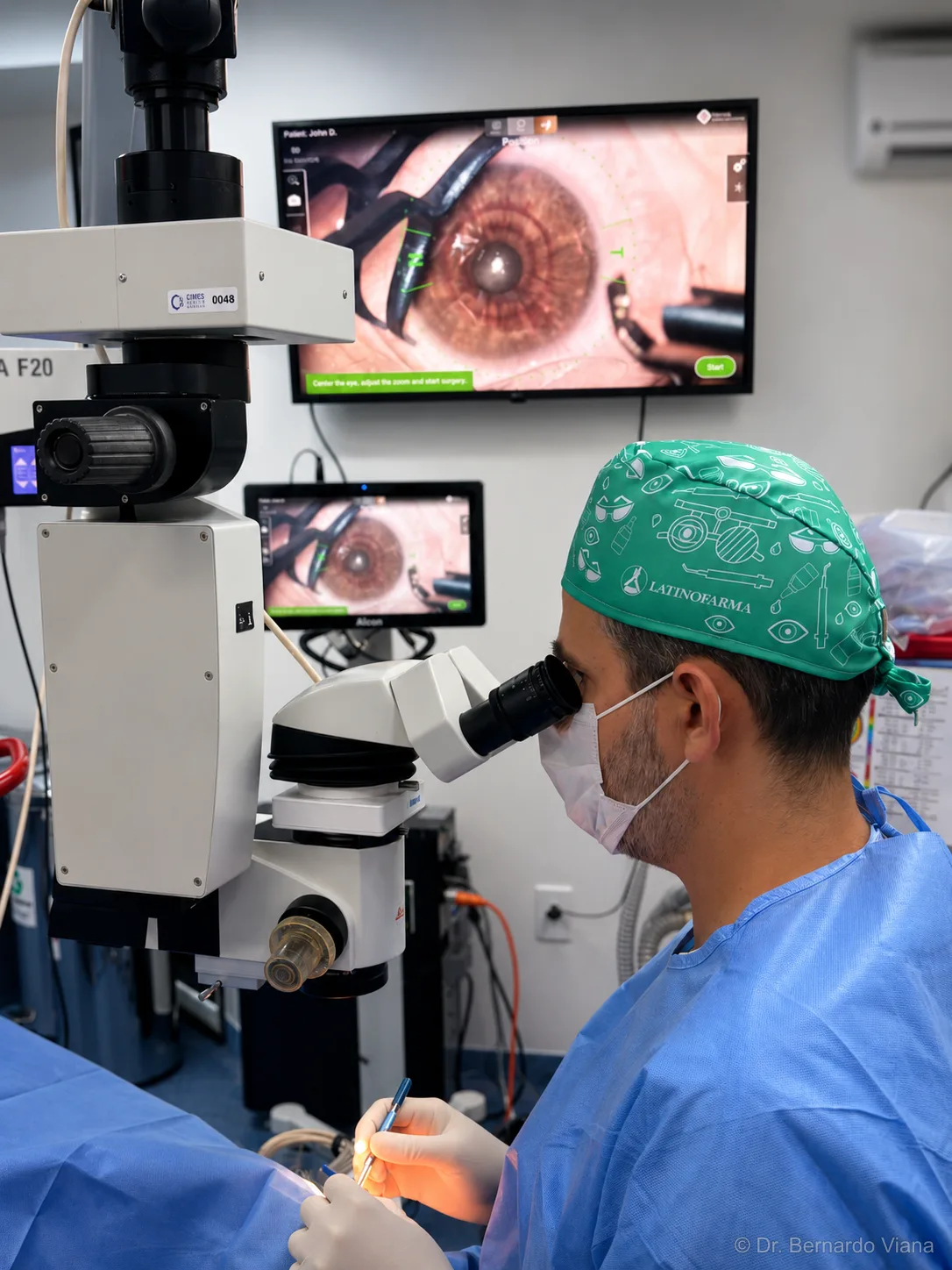 Dr. Bernardo Viana realizando implante de anel intraestromal para tratamento de ceratocone em Cachoeiro de Itapemirim