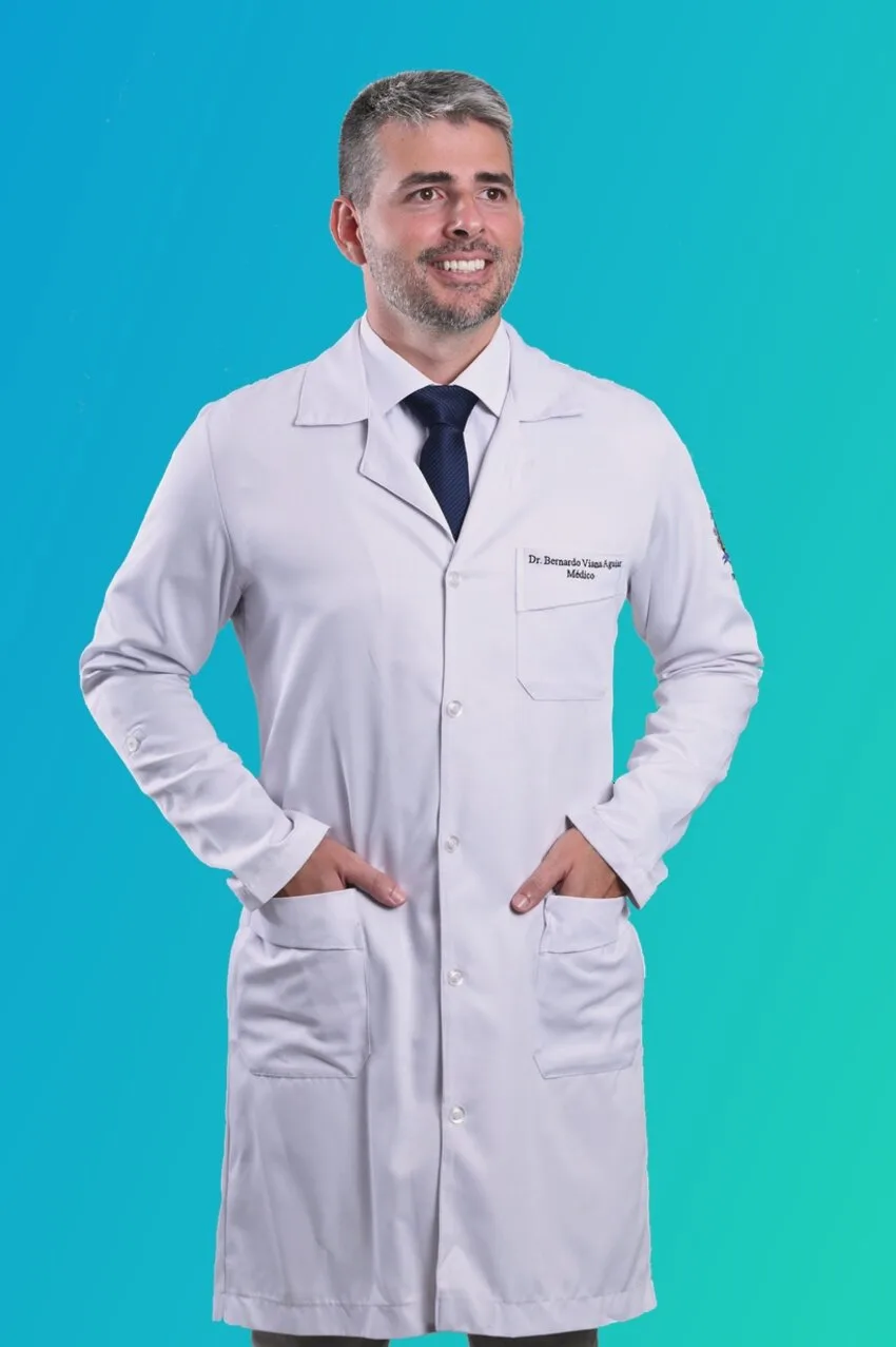 Dr. Bernardo Viana, médico oftalmologista, de jaleco branco